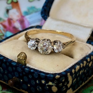 Anillo de trilogía de diamantes de talla antigua, principios del siglo XX, talla M (Reino Unido) y 6 1/2 (EE. UU.), franqueo incluido.