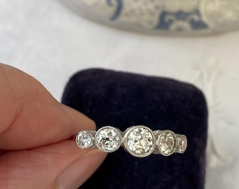 Pierścionek w stylu edwardiańskim z pięcioma kamieniami w platynie i diamentami. Rozmiar pierścionka: UK O, US 7,25. Możliwość zmiany rozmiaru w rozsądnych granicach.