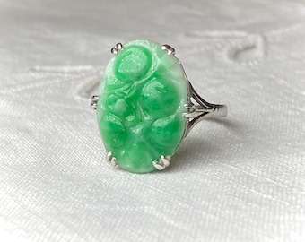 Pierścionek z rzeźbionym jadeitem/jadeitem w stylu art déco z 18-karatowego białego złota
