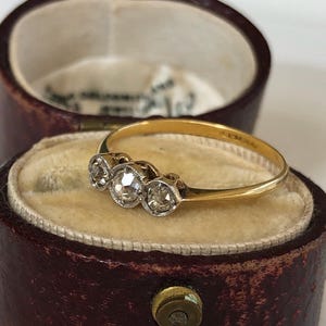 Anillo de trilogía de talla antigua de principios del siglo XX, talla J del Reino Unido, talla 4 3/4 de EE. UU., franqueo incluido.