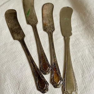 Lilyta Pattern Vintage Silverplate Butter Spreaders - Set of 4 Mismatched Charcuterie Knives - 1909 Stratford Lily Floral Flatware