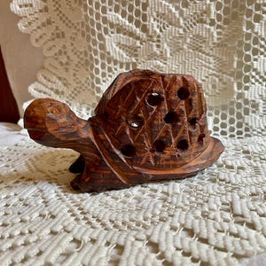 Vintage Hand-Carved Wooden Turtle Figurine – Boho Animal Decor, 6&quot; Long