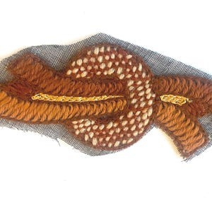 Aplique bordado antiguo con hilo de lana, punto de cadeneta y efecto tejido sobre tul.