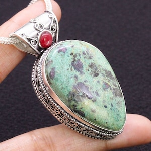 Natürlicher Rubin Fuchsit Anhänger / Feinsilberarbeit / Handwerkliche Edelsteinkette / Handgefertigter Schmuck Geschenk für Sie / Einzigartiger Boho Anhänger UK / Statement
