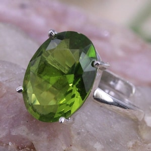 Peridot Adjustable Ring/925 Sterling Silver Gemstone Ring/Handmade Boho Jewellery/Gift for Her/Minimalist Green Crystal Ring Design