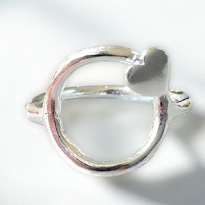 Anillo de plata con corazón abierto/Anillo minimalista hecho a mano/Regalo para ella (Reino Unido)/Anillo delicado/Joyería romántica moderna/Anillo con un mensaje de amor sencillo/Todos los tamaños