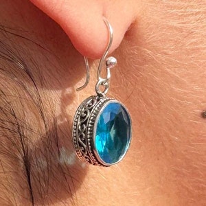 Pendientes de plata con topacio azul/Joyería de piedras preciosas de plata hecha a mano/Pendientes colgantes bohemios/Regalo único para ella/Pendientes elegantes y llamativos