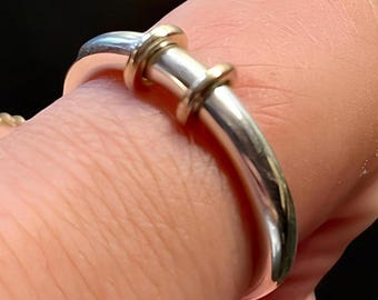 Minimalistischer Silber Ring mit goldenen Creolen – Boho Statement Schmuck