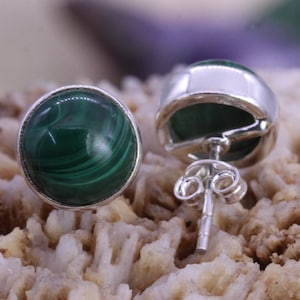 天然マラカイト 925 スターリングシルバー スタッドピアス/ハンドメイド ジェムストーン ジュエリー/彼女へのボヘミアンギフト/ミニマリスト グリーンストーンピアス