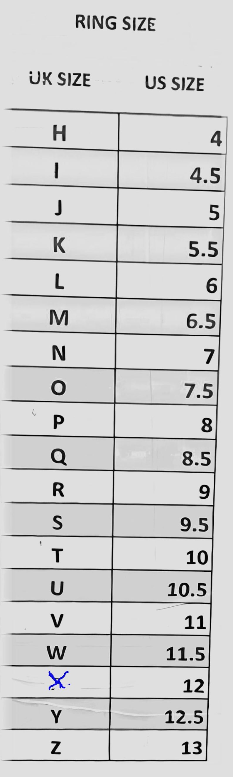 K&ouml;nnte beinhalten: Ringgr&ouml;&szlig;en-Umrechnungstabelle mit britischen und US-amerikanischen Gr&ouml;&szlig;en. Die Tabelle enth&auml;lt Gr&ouml;&szlig;en von H (US-Gr&ouml;&szlig;e 4) bis Z (US-Gr&ouml;&szlig;e 13). Die Tabelle befindet sich auf wei&szlig;em Hintergrund mit schwarzem Text.