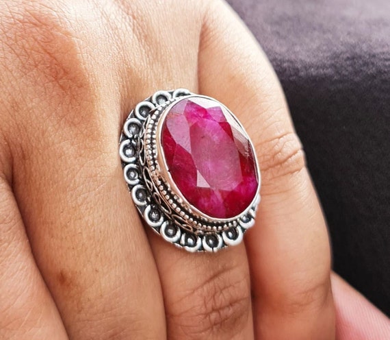 Anello in argento con rubino grezzo/Gioielli con pietre preziose