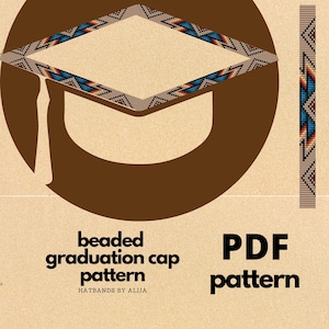 Peut inclure: Un patron PDF numérique pour un chapeau de graduation perlé. Le motif du chapeau présente un fond beige avec une forme de mortier marron. La bordure du chapeau est ornée d'un motif géométrique bleu, rouge et beige. Le texte indique "beaded graduation cap pattern" et "PDF pattern."