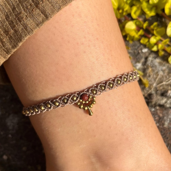 Tobillera "Lia" - Tobillera de macramé hecha a mano – Joyería bohemia para pies en latón y piedra preciosa rosa