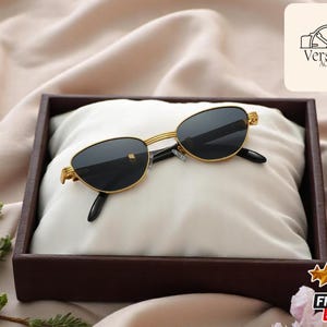 Retro Sunglasses: Unisex Gold Frame Eyewear