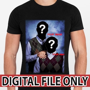 Op de afbeelding: Een zwart T-shirt met een afbeelding van twee mensen met hun gezichten bedekt door vraagtekens. De tekst "YOUR IMAGE" staat boven een van de figuren en "YOUR IMAGE" staat onder de andere figuur.