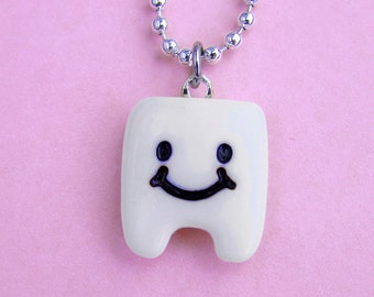 Pearly White Tooth Necklace - Cute happy smiley tooth  (D1E2)