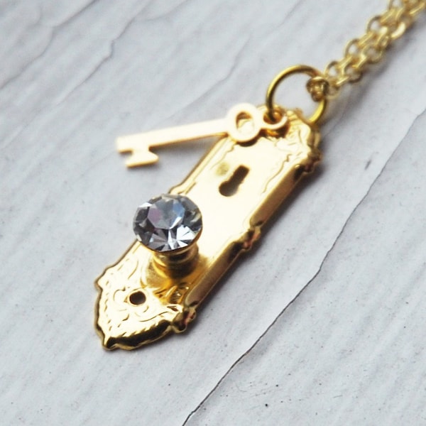 Alice in Wonderland Golden Doorknob and Key Necklace  (R2B1)