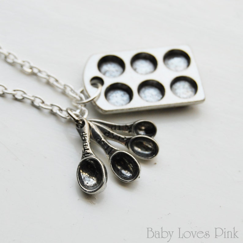 Muffin Pan and Measuring Spoon Baking Necklace R1F1 image 2