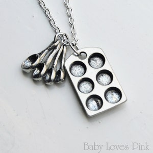 Muffin Pan and Measuring Spoon Baking Necklace R1F1 image 3