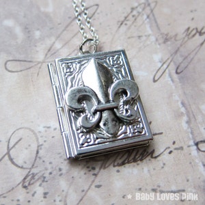 Colar com medalhão de flor de lis - lembrança de memórias com medalhão de foto (T5)