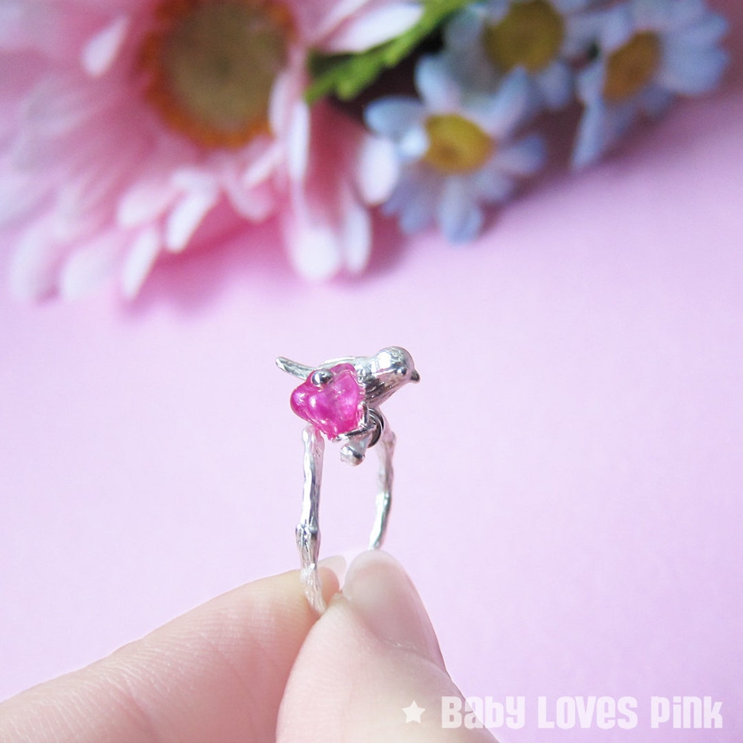 Anello con uccellino e fiore su ramo di albero Ottone placcato