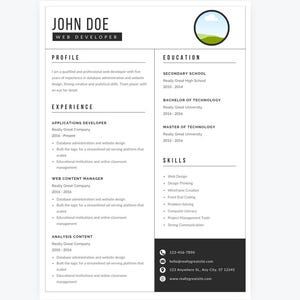 Op de afbeelding: Een zwart-witte cv met de naam John Doe en de titel Webontwikkelaar. De cv bevat secties voor profiel, ervaring, opleiding en vaardigheden. De contactgegevens omvatten een telefoonnummer, een e-mailadres en een website.