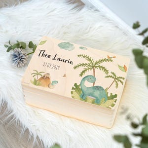 Erinnerungskiste Baby personalisiert aus Holz mit Dino, individuelle Aufbewahrungsbox, Geschenk zur Geburt, Kinderzimmer Erinnerungsbox