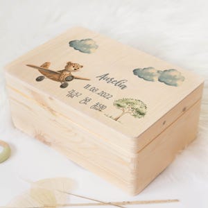 Erinnerungskiste Baby personalisiert aus Holz mit Leopard im Flugzeug, individuelle Aufbewahrungsbox, Geschenk zur Geburt, Kinderzimmer
