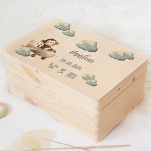 Erinnerungskiste Baby personalisiert aus Holz mit Affe im Flugzeug, individuelle Aufbewahrungsbox, Geschenk zur Geburt, Kinderzimmer Deko