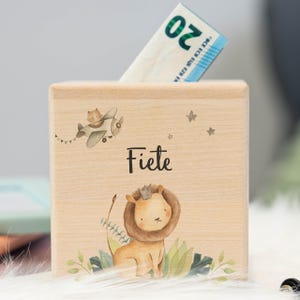Spardose personalisiert mit Namen & Löwen Motiv aus Holz, Kinder Spardose, Geschenk zur Taufe und Geburtstag, Sparkiste für Kinder