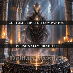 Könnte beinhalten: Eine dunkle, ätherische, rauchartige Figur mit leuchtenden goldenen Akzenten steht über einem strukturierten Steinaltar. Der Text CUSTOM SERVITOR COMPANION, PERSONALLY CRAFTED und Delilah Mystica ist in weißer Schrift überlagert.