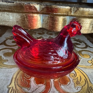 Vintage Ruby Red Glowing Hen on Nest Covered Dish, 4 Inch Mini Glass Chicken Trinket Box, UV Reactive Selenium Glow Farmhouse Decor