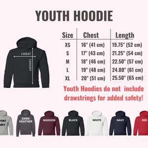 K&ouml;nnte beinhalten: Gr&ouml;&szlig;entabelle f&uuml;r Jugend-Hoodies mit Ma&szlig;en in Zoll und Zentimetern. Die Tabelle zeigt die Gr&ouml;&szlig;en XS bis XL mit den entsprechenden Brust- und L&auml;ngenma&szlig;en. Die Tabelle enth&auml;lt auch einen Hinweis, dass Jugend-Hoodies keine Kordeln zur zus&auml;tzlichen Sicherheit enthalten. Das Bild zeigt auch eine Vielzahl von Farben f&uuml;r die Hoodies, darunter Sportgrau, Dunkelgrau meliert, Rotbraun, Schwarz, Wei&szlig;, Marineblau und Rot.