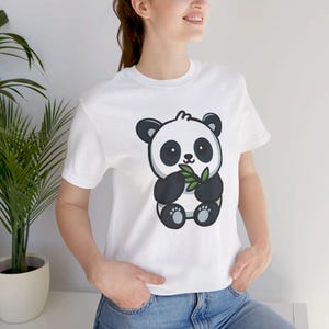 Ilustración de panda kawaii: diseño de animal lindo, camiseta de manga corta unisex