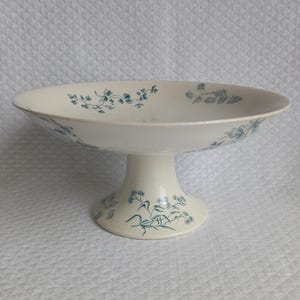 Könnte beinhalten: Ein Set aus drei Keramikbechern mit gesprenkelter, matter Oberfläche. Die Becher sind in Creme-, Hellgrau- und Dunkelgrautönen gehalten. Jeder Becher hat ein schlichtes, minimalistisches Design, ideal für Kaffee oder Tee.