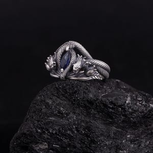 Ring of Aragorn - 925er Silber Barahir Ring, Vatertagsgeschenk für Männer, Tolkien-inspirierter Schmuck, Zwei Schlangen Ring Frauen, Smaragd Edelstein Ring