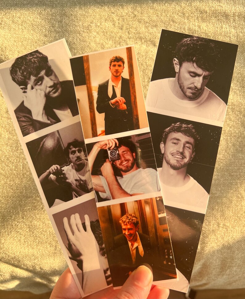 Puede incluir: Una colecci&oacute;n de fotos estilo Polaroid con un hombre joven en varias poses. Las fotos est&aacute;n dispuestas en una pila vertical, con la foto superior mostrando al hombre mirando hacia abajo, la segunda foto mostr&aacute;ndolo mirando a la c&aacute;mara, la tercera foto mostr&aacute;ndolo sosteniendo una c&aacute;mara, la cuarta foto mostr&aacute;ndolo sonriendo y la quinta foto mostr&aacute;ndolo mirando a la c&aacute;mara.
