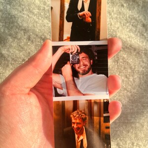 Puede incluir: Tres fotos Polaroid de un hombre con traje. La primera foto muestra al hombre ajust&aacute;ndose el reloj. La segunda foto muestra al hombre sosteniendo una c&aacute;mara frente a su cara. La tercera foto muestra al hombre sonriendo a la c&aacute;mara.