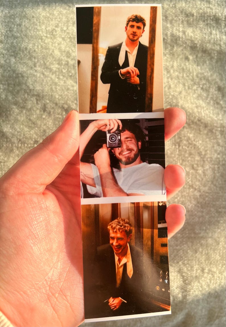 Puede incluir: Tres fotos Polaroid de un hombre con traje. La primera foto muestra al hombre ajust&aacute;ndose el reloj. La segunda foto muestra al hombre sosteniendo una c&aacute;mara frente a su cara. La tercera foto muestra al hombre sonriendo a la c&aacute;mara.