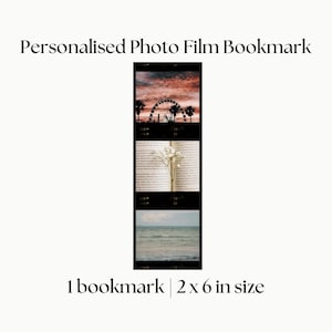 Puede incluir: Marcapáginas de película fotográfica personalizada con tres imágenes distintas. La imagen superior muestra una puesta de sol con una noria y palmeras. La imagen del medio muestra un libro con flores. La imagen inferior muestra el océano. El marcapáginas mide 5 x 15 cm.
