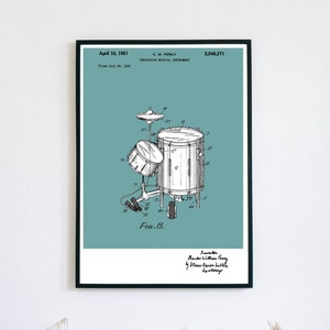 Könnte beinhalten: Eine Schwarzweiß-Zeichnung eines Schlagzeug-Patents mit dem Text "April 10, 1951", "Filed July 29, 1947", "C. W. PERCY", "PERCUSSION MUSICAL INSTRUMENT", "2,548,271", "FIG. 6.", "Inventor", "Charles William Percy", "by James Spirit Sudler", "his attorney" auf der Seite.