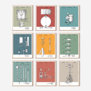 Könnte beinhalten: Satz von acht Illustrationen im Vintage-Stil von Schlagzeugkomponenten, jede mit einem anderen Hintergrund in Farbe. Die Illustrationen sind in Schwarzweiß und zeigen eine Vielzahl von Schlagzeugteilen, darunter eine Bassdrum, eine Snare Drum, Becken und ein Hi-Hat.