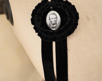 Cockade replica of a 1865 velvet mourning cockade in tribute of Abraham Lincoln American history civil war 1860s historical cockade