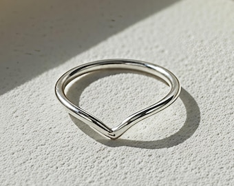 Anillo minimalista de plata en forma de V – Anillo apilable con espiga de chevrón – Joyería para el día a día