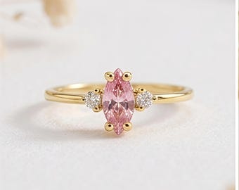 Bague trois pierres saphir rose marquise, alliance en or jaune