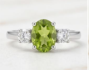 Anillo ovalado de tres piedras de peridoto, piedra natal de agosto, anillo de promesa de oro blanco con gema