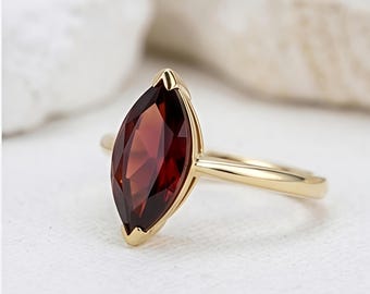Anillo solitario de granate talla marquesa, minimalista, dorado, piedra natal de enero.