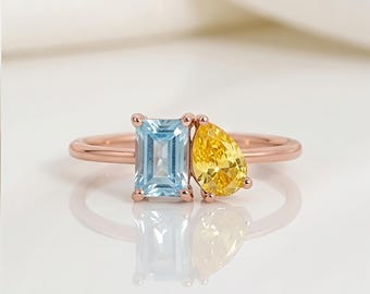 Anillo Toi et Moi de oro rosa con aguamarina, zafiro amarillo, esmeralda y forma de pera.