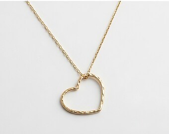 Collar minimalista de corazón abierto, collar con colgante de corazón dorado, joyería delicada de corazón, collar de corazón martillado, regalo para ella, joyería para el día a día