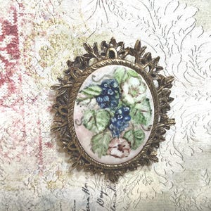 Vintage 1950s Hand Painted Porcelain Floral Brooch Silver Tone Leaf Frame 2\